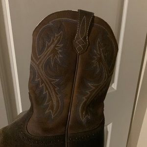 Men’s ariat boots size 9 good condition. Only worn a few times